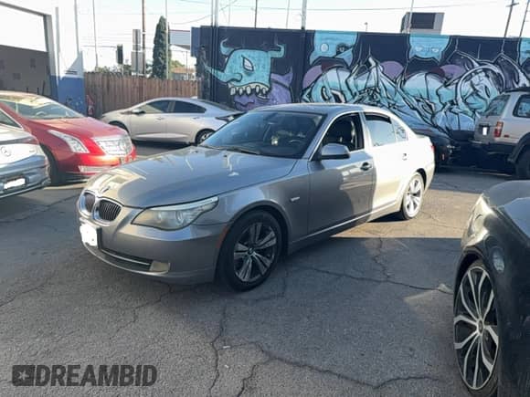 2010 BMW 5 Series 528i z VIN WBANU5C54AC129547, wystawiony jako Copart lot #85010785 z przebiegiem 188 516 mil mil oraz Czysty tytuł • Clean title. Historia ofert i sprzedaży dostępna na DreamBid. Obrazek 2.