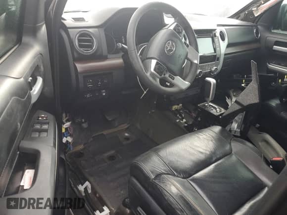 2019 Toyota Tundra Limited z VIN 5TFSY5F10KX246376, wystawiony jako Copart lot #75479174 z przebiegiem Nie podano mil oraz Nie do naprawy • Non repairable. Historia ofert i sprzedaży dostępna na DreamBid. Obrazek 8.