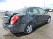 2015 Chevrolet Sonic LT z VIN 1G1JC5SB6F4126932, wystawiony jako Copart lot #80633475 z przebiegiem 64 738 mil mil oraz Czysty tytuł • Clean title. Historia ofert i sprzedaży dostępna na DreamBid. Obrazek 3.