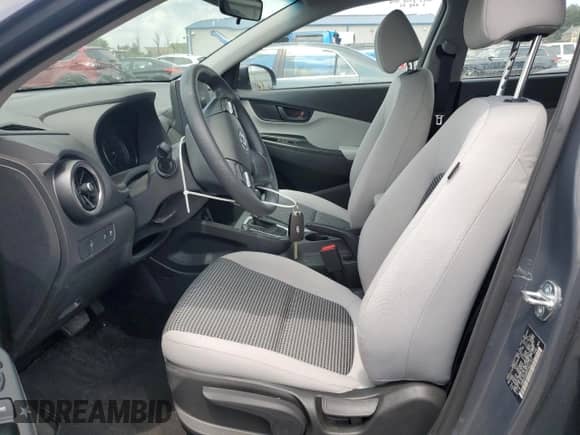 2023 Hyundai Kona SE с VIN KM8K2CAB9PU021707, выставлен на аукционе Copart как лот 65529335 с пробегом 8 679 миль миль и Списание • Salvage title. История ставок и продаж доступна на DreamBid. Изображение 7.