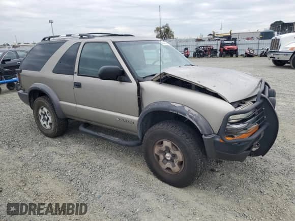 2001 Chevrolet Blazer LS z VIN 1GNCT18W91K167036, wystawiony jako Copart lot #47848415 z przebiegiem 145 278 mil mil oraz Szkoda całkowita • Salvage title. Historia ofert i sprzedaży dostępna na DreamBid. Obrazek 4.