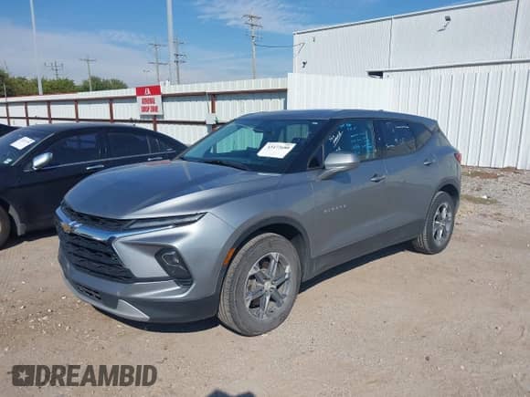 2023 Chevrolet Blazer LT z VIN 3GNKBHR43PS181967, wystawiony jako IAAI lot #43473680 z przebiegiem 104 212 mil mil oraz . Historia ofert i sprzedaży dostępna na DreamBid. Obrazek 2.