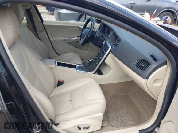 2015 Volvo S60 T5 Premier Plus с VIN YV1612TC1F1315511, выставлен на аукционе IAAI как лот 42817132 с пробегом 141 261 миль миль и . История ставок и продаж доступна на DreamBid. Изображение 5.