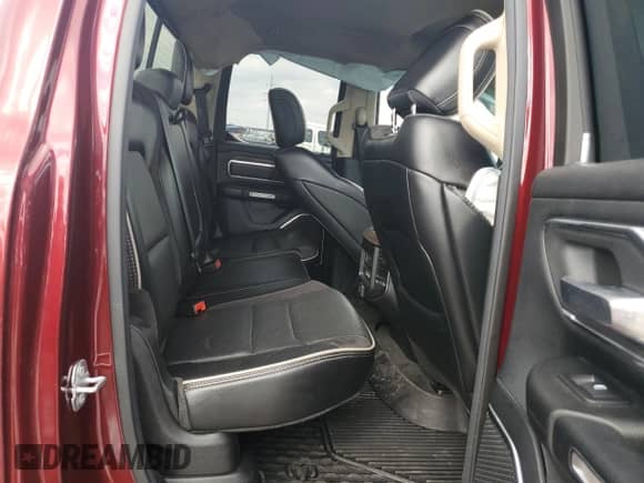 2019 Ram 1500 Laramie z VIN 1C6SRFDT5KN830864, wystawiony jako Copart lot #46498855 z przebiegiem 63 935 mil mil oraz Szkoda całkowita • Salvage title. Historia ofert i sprzedaży dostępna na DreamBid. Obrazek 10.