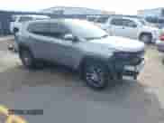 2020 Jeep Compass Latitude z VIN 3C4NJCBB3LT257860, wystawiony jako IAAI lot #41601408 z przebiegiem 72 364 mil mil oraz . Historia ofert i sprzedaży dostępna na DreamBid. Obrazek 1.
