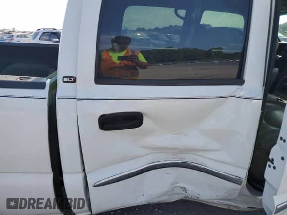 2005 GMC Sierra 1500 SLT z VIN 2GTEC13T751389983, wystawiony jako Copart lot #68369934 z przebiegiem Nie podano mil oraz Szkoda całkowita • Salvage title. Historia ofert i sprzedaży dostępna na DreamBid. Obrazek 11.