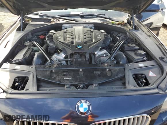 2013 BMW 5 Series 550i xDrive z VIN WBAFU9C53DDY72145, wystawiony jako Copart lot #71653475 z przebiegiem 91 032 mil mil oraz Czysty tytuł • Clean title. Historia ofert i sprzedaży dostępna na DreamBid. Obrazek 11.