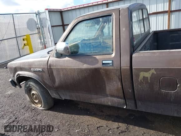 1989 Dodge Dakota SLT z VIN 1B7FL26X5KS160822, wystawiony jako IAAI lot #43544411 z przebiegiem 221 723 mil mil oraz . Historia ofert i sprzedaży dostępna na DreamBid. Obrazek 14.