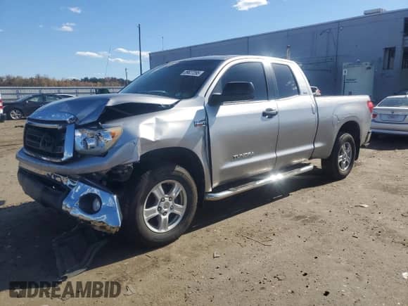 2010 Toyota Tundra z VIN 5TFUY5F1XAX129685, wystawiony jako Copart lot #89627295 z przebiegiem 133 830 mil mil oraz Szkoda całkowita • Salvage title. Historia ofert i sprzedaży dostępna na DreamBid. Obrazek 1.