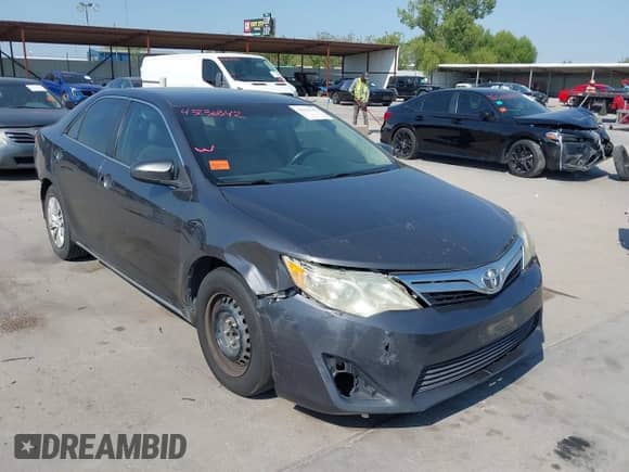 2013 Toyota Camry LE z VIN 4T4BF1FK3DR301982, wystawiony jako IAAI lot #43236342 z przebiegiem 241 526 mil mil oraz . Historia ofert i sprzedaży dostępna na DreamBid. Obrazek 1.