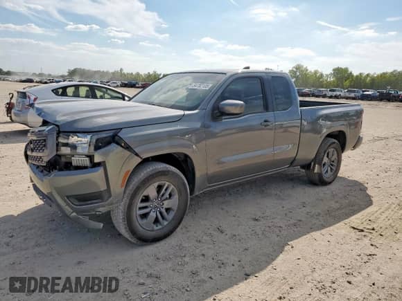 2025 Nissan Frontier S z VIN 1N6ED1CL3SN629700, wystawiony jako Copart lot #84782105 z przebiegiem 2 828 mil mil oraz Szkoda całkowita • Salvage title. Historia ofert i sprzedaży dostępna na DreamBid. Obrazek 1.