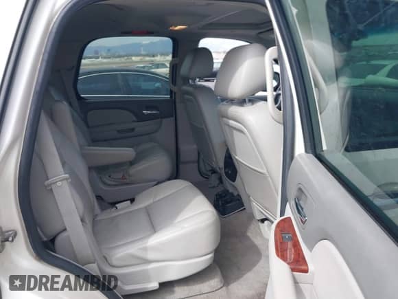 2010 Chevrolet Tahoe LTZ z VIN 1GNUCCE03AR238688, wystawiony jako IAAI lot #41775032 z przebiegiem 215 614 mil mil oraz . Historia ofert i sprzedaży dostępna na DreamBid. Obrazek 8.