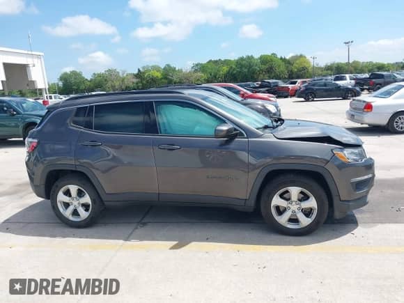 2020 Jeep Compass Latitude z VIN 3C4NJCBB3LT136018, wystawiony jako IAAI lot #41915073 z przebiegiem 80 785 mil mil oraz . Historia ofert i sprzedaży dostępna na DreamBid. Obrazek 13.