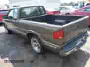 1998 Chevrolet S-10 LS z VIN 1GCCS19X1W8113172, wystawiony jako IAAI lot #43159940 z przebiegiem 231 736 mil mil oraz . Historia ofert i sprzedaży dostępna na DreamBid. Obrazek 3.