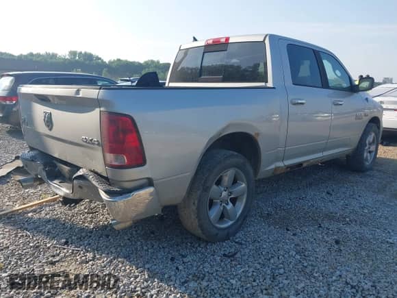 2013 Ram 1500 Big Horn z VIN 1C6RR7LT5DS621215, wystawiony jako IAAI lot #42881419 z przebiegiem 251 070 mil mil oraz . Historia ofert i sprzedaży dostępna na DreamBid. Obrazek 4.