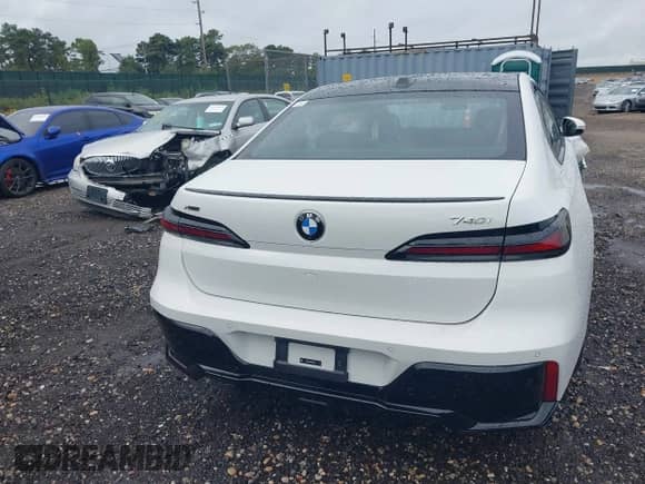 2025 BMW 7 Series 740i xDrive z VIN WBA33EH0XSCV88056, wystawiony jako IAAI lot #43285694 z przebiegiem 457 mil mil oraz . Historia ofert i sprzedaży dostępna na DreamBid. Obrazek 16.
