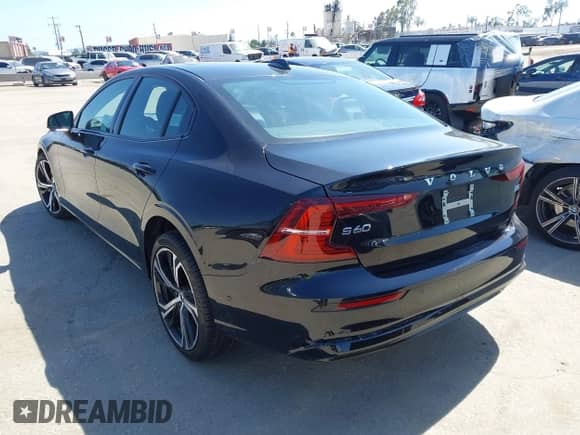 2024 Volvo S60 Plus Dark Theme z VIN 7JRL12FL4RG324517, wystawiony jako IAAI lot #42288863 z przebiegiem 23 825 mil mil oraz . Historia ofert i sprzedaży dostępna na DreamBid. Obrazek 3.