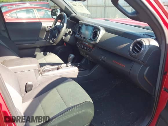 2022 Toyota Tacoma SR5 z VIN 3TMDZ5BN6NM139342, wystawiony jako IAAI lot #42711808 z przebiegiem 46 826 mil mil oraz . Historia ofert i sprzedaży dostępna na DreamBid. Obrazek 5.