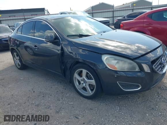 2013 Volvo S60 T5 Premier z VIN YV1612FS6D2185459, wystawiony jako IAAI lot #43140809 z przebiegiem 167 059 mil mil oraz . Historia ofert i sprzedaży dostępna na DreamBid. Obrazek 1.