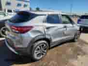 2025 Chevrolet TrailBlazer LT z VIN KL79MPSP3SB149652, wystawiony jako Copart lot #84912635 z przebiegiem 21 968 mil mil oraz Szkoda całkowita • Salvage title. Historia ofert i sprzedaży dostępna na DreamBid. Obrazek 3.