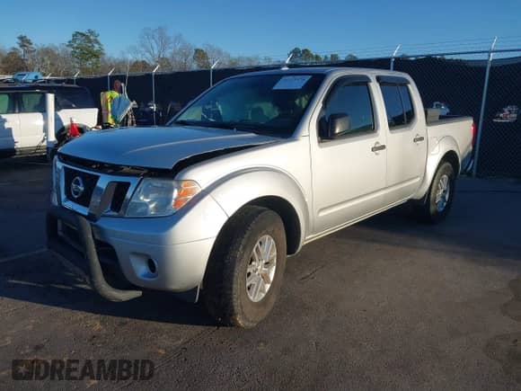 2015 Nissan Frontier SV z VIN 1N6AD0ER3FN707974, wystawiony jako IAAI lot #41213578 z przebiegiem 121 326 mil mil oraz . Historia ofert i sprzedaży dostępna na DreamBid. Obrazek 2.