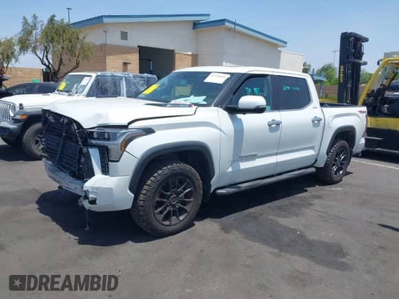 2023 Toyota Tundra Limited Hybrid z VIN 5TFJC5DBXPX037076, wystawiony jako IAAI lot #42324604 z przebiegiem 39 900 mil mil oraz . Historia ofert i sprzedaży dostępna na DreamBid. Obrazek 2.