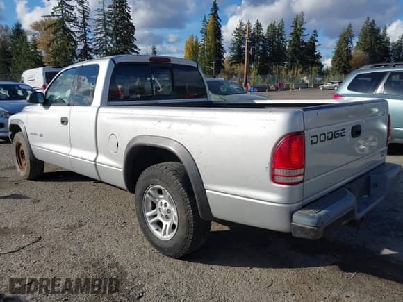 2002 Dodge Dakota z VIN 1B7GL12X42S708569, wystawiony jako IAAI lot #43535850 z przebiegiem 225 885 mil mil oraz . Historia ofert i sprzedaży dostępna na DreamBid. Obrazek 3.