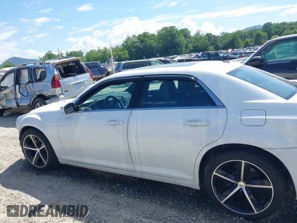 2013 Chrysler 300 S with VIN 2C3CCABG3DH682737, listed as a IAAI auction lot 42701988 with 117,620 mi miles and . Bid and sale history available at DreamBid. Image 15.