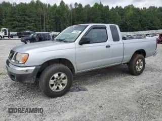 2000 Nissan Frontier XE z VIN 1N6ED26Y7YC370629, wystawiony jako Copart lot #67228025 z przebiegiem 196 504 mil mil oraz Czysty tytuł • Clean title. Historia ofert i sprzedaży dostępna na DreamBid. Obrazek 1.