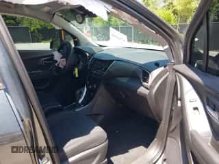 2020 Chevrolet Trax LS z VIN 3GNCJKSB7LL193573, wystawiony jako IAAI lot #42560366 z przebiegiem 67 311 mil mil oraz . Historia ofert i sprzedaży dostępna na DreamBid. Obrazek 5.