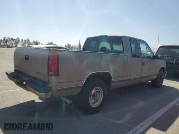 1997 GMC Sierra 1500 z VIN 2GTEC19MXV1553579, wystawiony jako Copart lot #52266665 z przebiegiem 171 783 mil mil oraz Czysty tytuł • Clean title. Historia ofert i sprzedaży dostępna na DreamBid. Obrazek 3.