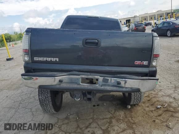 2005 GMC Sierra 1500 SLE z VIN 2GTEK13T551183872, wystawiony jako Copart lot #62696625 z przebiegiem 318 449 mil mil oraz Szkoda całkowita • Salvage title. Historia ofert i sprzedaży dostępna na DreamBid. Obrazek 6.