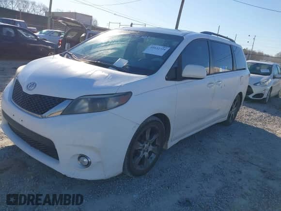 2011 Toyota Sienna SE with VIN 5TDXK3DC7BS029302, listed as a IAAI auction lot 41632724 with 211,503 mi miles and . Bid and sale history available at DreamBid. Image 17.