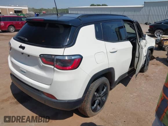2019 Jeep Compass Altitude z VIN 3C4NJCBBXKT636725, wystawiony jako IAAI lot #43200549 z przebiegiem 99 713 mil mil oraz . Historia ofert i sprzedaży dostępna na DreamBid. Obrazek 4.