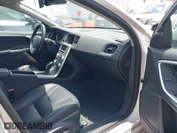 2018 Volvo S60 Inscription z VIN LYV402TK0JB160443, wystawiony jako IAAI lot #42439708 z przebiegiem 85 339 mil mil oraz . Historia ofert i sprzedaży dostępna na DreamBid. Obrazek 5.