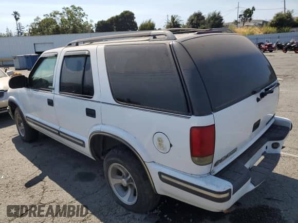 1998 Chevrolet Blazer LS with VIN 1GNCS13W9W2170326, listed as a Copart auction lot 64300524 with Not provided miles and Clean title. Bid and sale history available at DreamBid. Image 2.