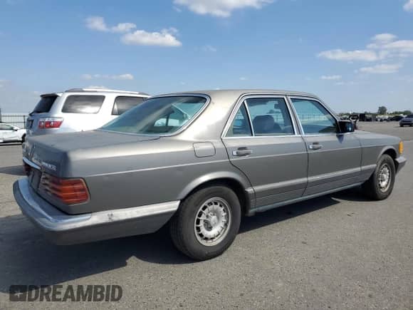 1984 Mercedes-Benz 300 SD с VIN WDBCB20A0EA082551, выставлен на аукционе Copart как лот 54059855 с пробегом 169 704 миль миль и Чистый • Clean title. История ставок и продаж доступна на DreamBid. Изображение 3.