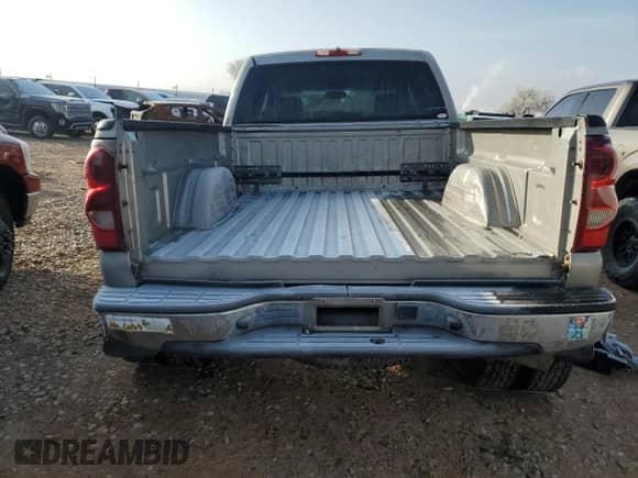 2003 Chevrolet Silverado 2500HD LT z VIN 1GCHK231X3F127918, wystawiony jako Copart lot #81855134 z przebiegiem 219 008 mil mil oraz Szkoda całkowita • Salvage title. Historia ofert i sprzedaży dostępna na DreamBid. Obrazek 6.