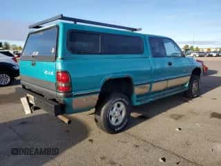1997 Dodge 1500 z VIN 3B7HF13Y0VG734553, wystawiony jako Copart lot #82716215 z przebiegiem 186 122 mil mil oraz Czysty tytuł • Clean title. Historia ofert i sprzedaży dostępna na DreamBid. Obrazek 3.
