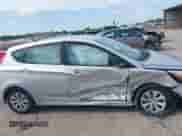 2017 Hyundai Accent SE z VIN KMHCT5AE3HU315659, wystawiony jako IAAI lot #42678933 z przebiegiem 119 952 mil mil oraz . Historia ofert i sprzedaży dostępna na DreamBid. Obrazek 13.