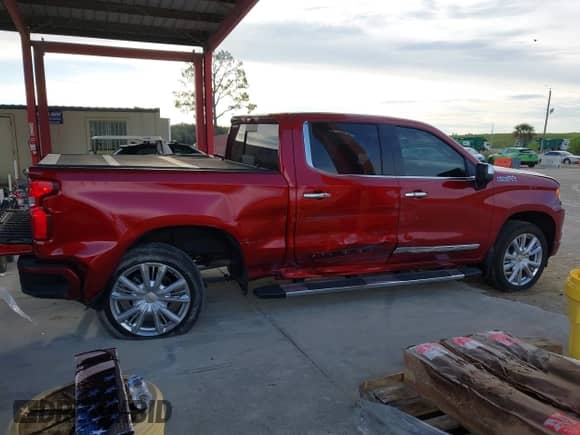 2025 Chevrolet Silverado 1500 z VIN 1GCUKJED9SZ256374, wystawiony jako IAAI lot #43282226 z przebiegiem 8 215 mil mil oraz . Historia ofert i sprzedaży dostępna na DreamBid. Obrazek 13.