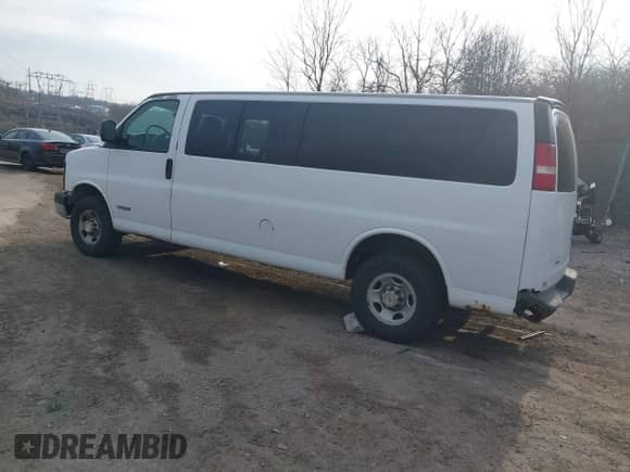2004 Chevrolet Express Passenger with VIN 1GAHG39U741212585, listed as a IAAI auction lot 41724351 with 271,011 mi miles and . Bid and sale history available at DreamBid. Image 3.