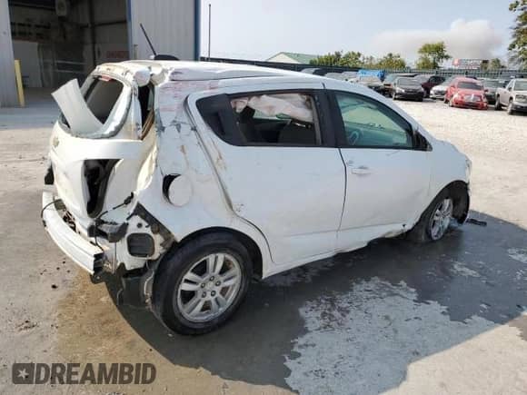 2020 Chevrolet Sonic LT z VIN 1G1JG6SB8L4116988, wystawiony jako Copart lot #56919895 z przebiegiem 50 086 mil mil oraz Czysty tytuł • Clean title. Historia ofert i sprzedaży dostępna na DreamBid. Obrazek 3.