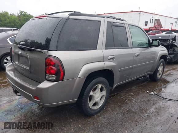 2006 Chevrolet TrailBlazer LS с VIN 1GNDT13S562225885, выставлен на аукционе IAAI как лот 42248419 с пробегом 145 292 миль миль и . История ставок и продаж доступна на DreamBid. Изображение 4.