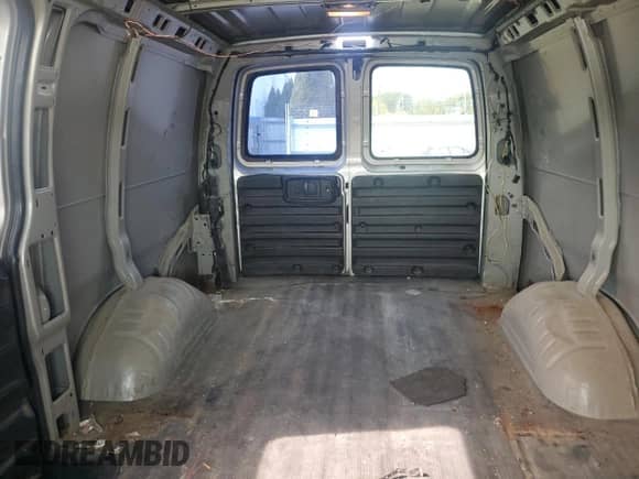 2008 Chevrolet Express Cargo с VIN 1GCGG25C581163225, выставлен на аукционе Copart как лот 84426695 с пробегом 197 792 миль миль и Списание • Salvage title. История ставок и продаж доступна на DreamBid. Изображение 10.