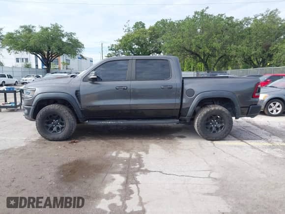 2021 Ram 1500 TRX z VIN 1C6SRFU98MN820577, wystawiony jako IAAI lot #42652005 z przebiegiem 43 429 mil mil oraz . Historia ofert i sprzedaży dostępna na DreamBid. Obrazek 14.