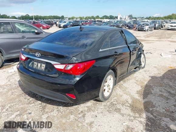 2014 Hyundai Sonata GLS z VIN 5NPEB4AC5EH845825, wystawiony jako IAAI lot #43268050 z przebiegiem 136 252 mil mil oraz . Historia ofert i sprzedaży dostępna na DreamBid. Obrazek 4.