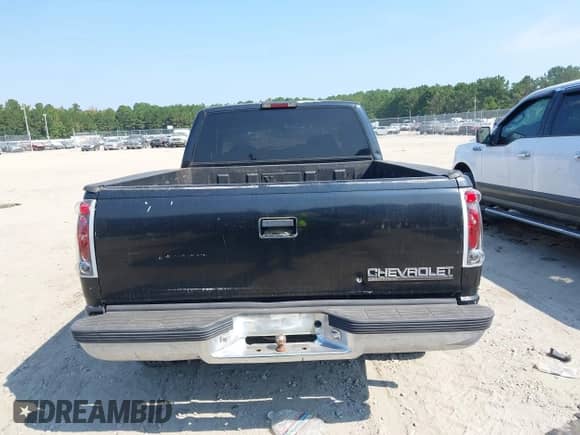 1998 Chevrolet Silverado 1500 z VIN 2GCEC19R7W1103854, wystawiony jako IAAI lot #43234033 z przebiegiem 276 944 mil mil oraz . Historia ofert i sprzedaży dostępna na DreamBid. Obrazek 16.