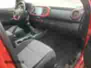2022 Toyota Tacoma SR z VIN 3TYSZ5AN7NT097311, wystawiony jako Copart lot #58397415 z przebiegiem 64 409 mil mil oraz Szkoda całkowita • Salvage title. Historia ofert i sprzedaży dostępna na DreamBid. Obrazek 8.