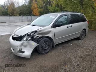 2009 Toyota Sienna CE z VIN 5TDZK29C79S283498, wystawiony jako Copart lot #87069865 z przebiegiem 296 446 mil mil oraz Czysty tytuł • Clean title. Historia ofert i sprzedaży dostępna na DreamBid. Obrazek 1.